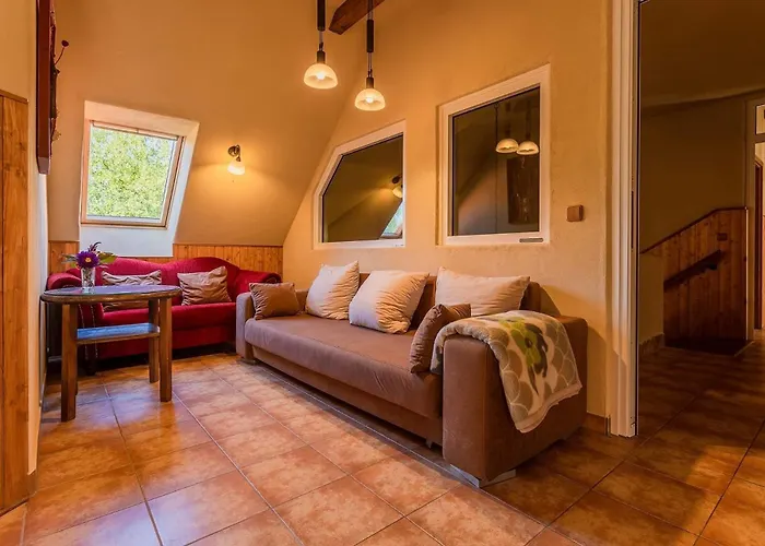 Schulgartenhaus Nyaraló *